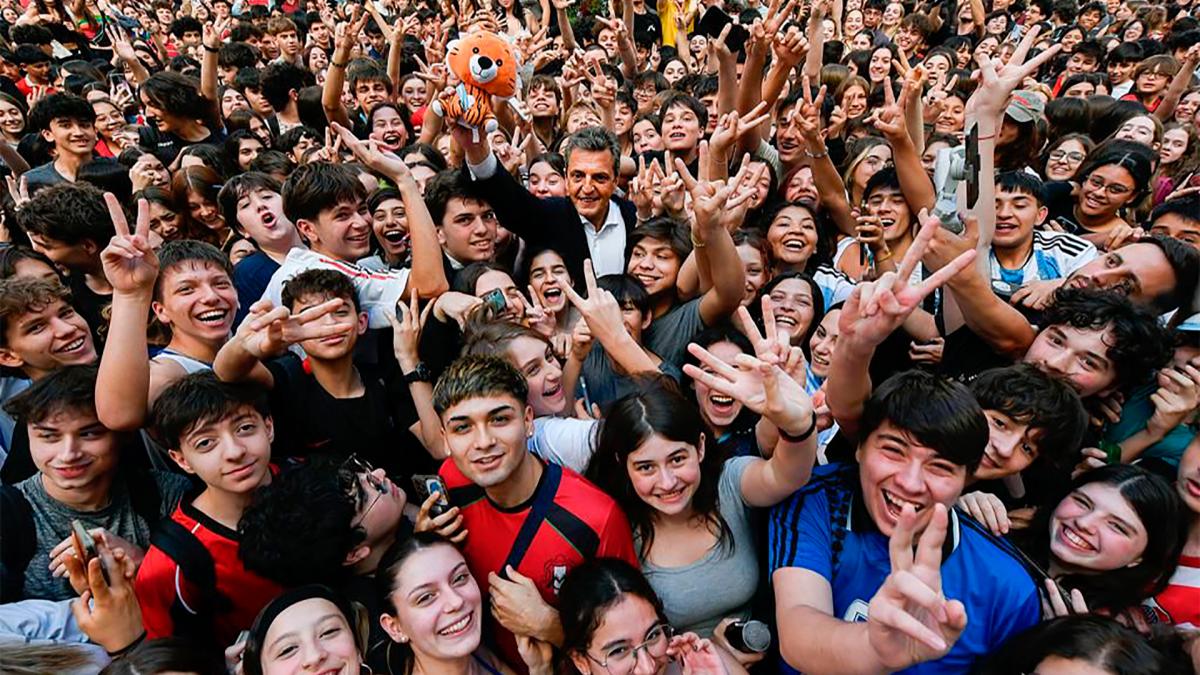 Massa con los estudiantes del Carlos Pellegrini en lo que fue su ltima actividad de campaa Foto Prensa