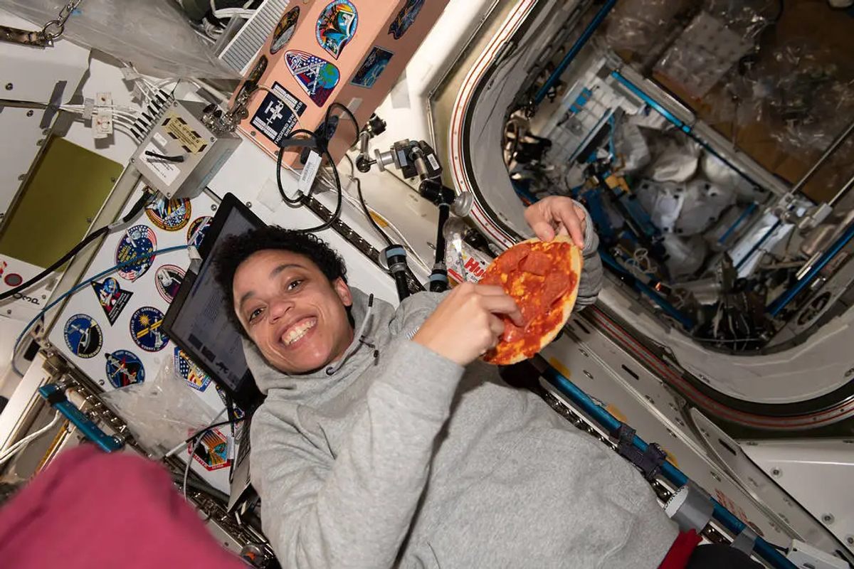 La astronauta de la NASA Jessica Watkins disfruta de una pizza a bordo de la Estación Espacial Internacional. 