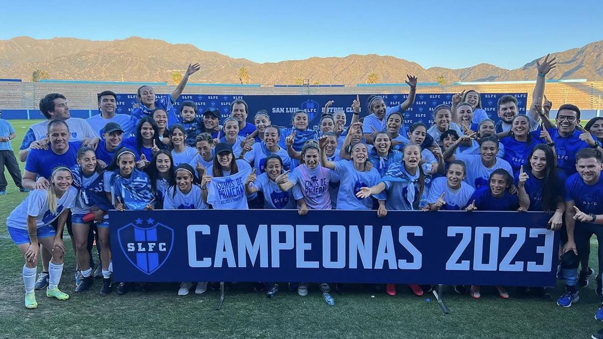 Las campeonas tras ganarle 10 a Sarmiento en San Luis Foto Prensa