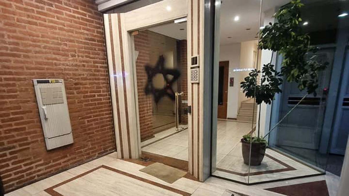 La investigacin comenz luego de que apareciera pintada en negro una estrella de David en la entrada de un edificio situado en la calle Guayaquil 179 entre Senillosa y Doblas Foto Prensa