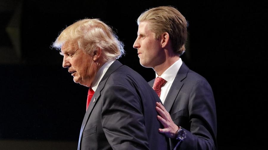 Eric Trump junto a su padre