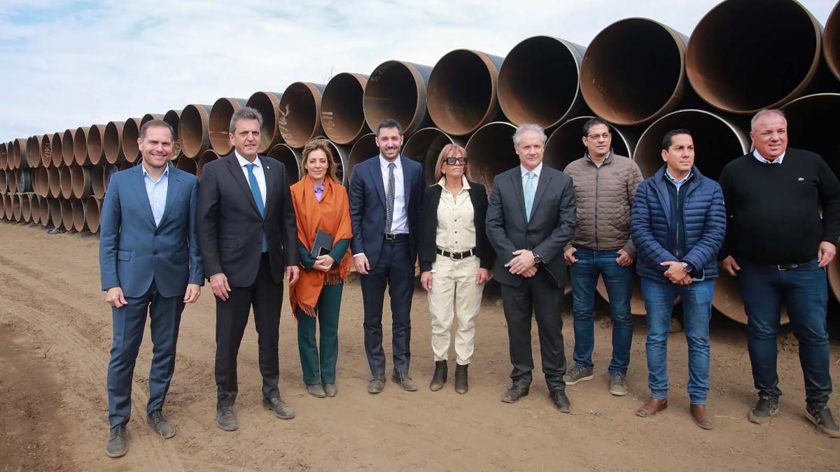 Royon Massa y funcionarios en una obra de vital importancia para el pas el gasoducto Nstor Kirchner Foto Prensa