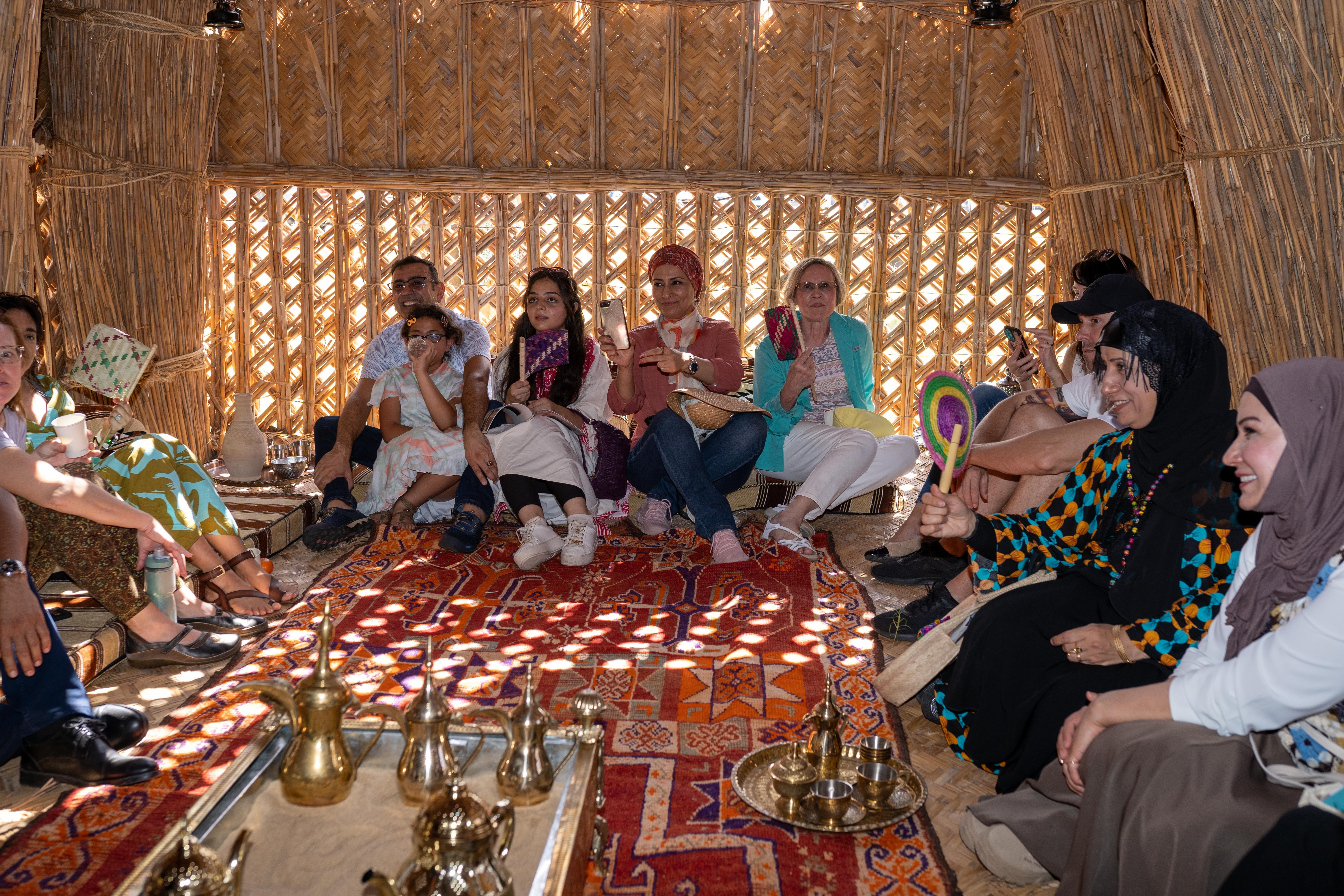 El interior del mudhif de Houston, visto aquí el día de la inauguración, albergará la antigua cena mesopotámica.