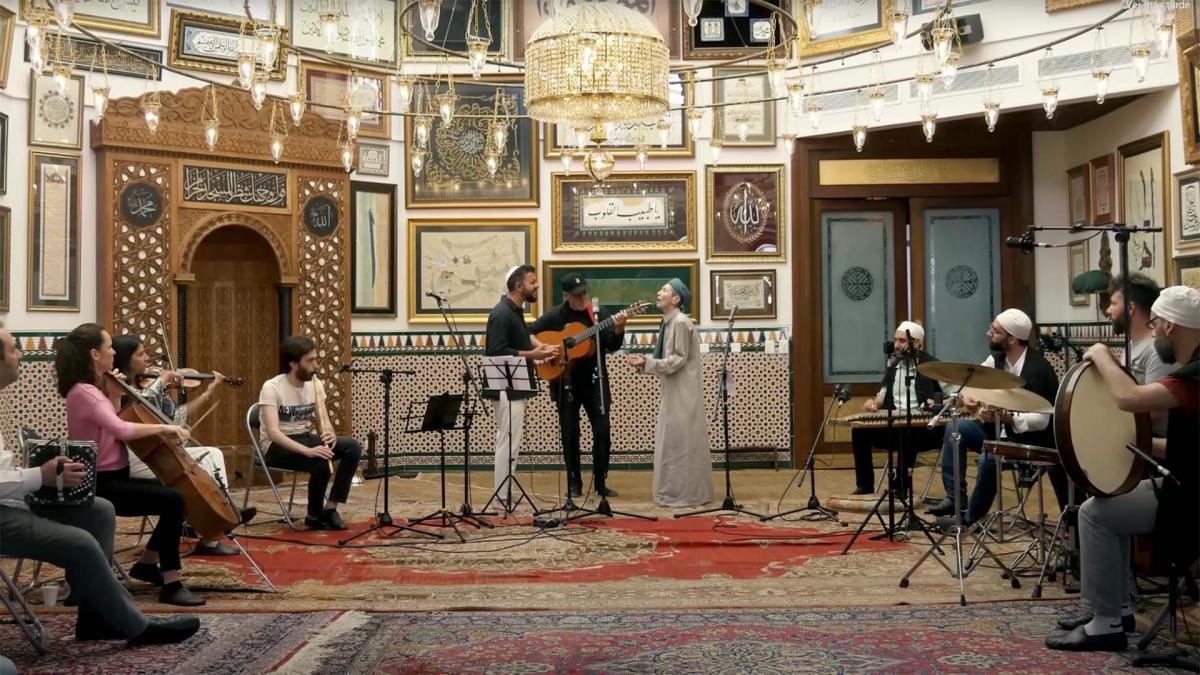 Un encuentro musical y religioso en la Tekkia suf HalvetiYerrahi de Colegiales Captura de tv