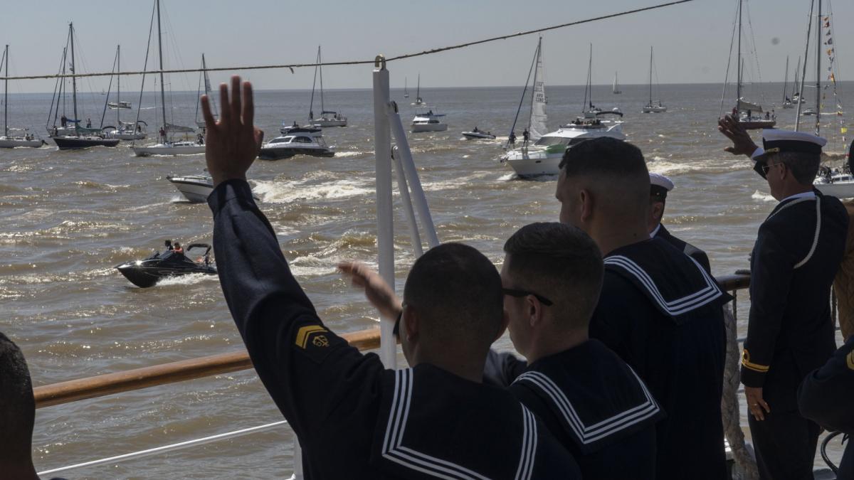 La fragata tuvo el acompaamiento de decenas de botes y lanchas particularesFoto Pepe Mateos