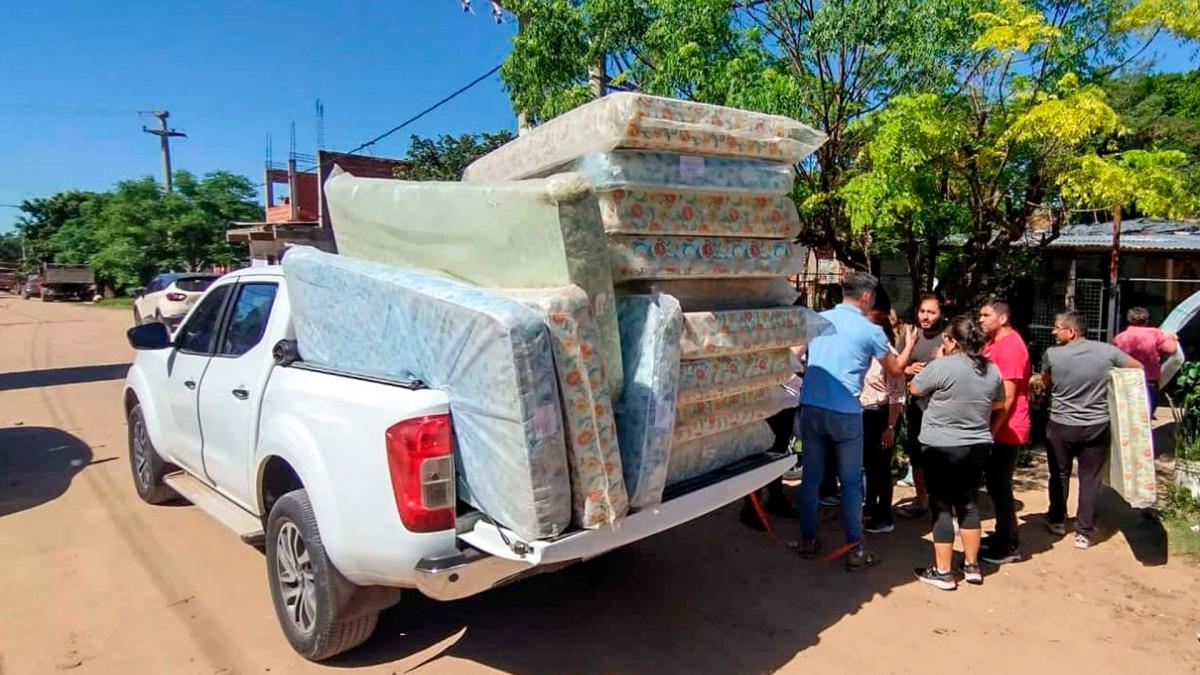 Se le hizo entrega de colchones frazadas chapas alimentos y elementos de limpieza que fueron distribuidos por los equipos tcnicos que realizaron el relevamiento socioambiental detall el diputado nacional electo Cristian Zulli Foto D Social