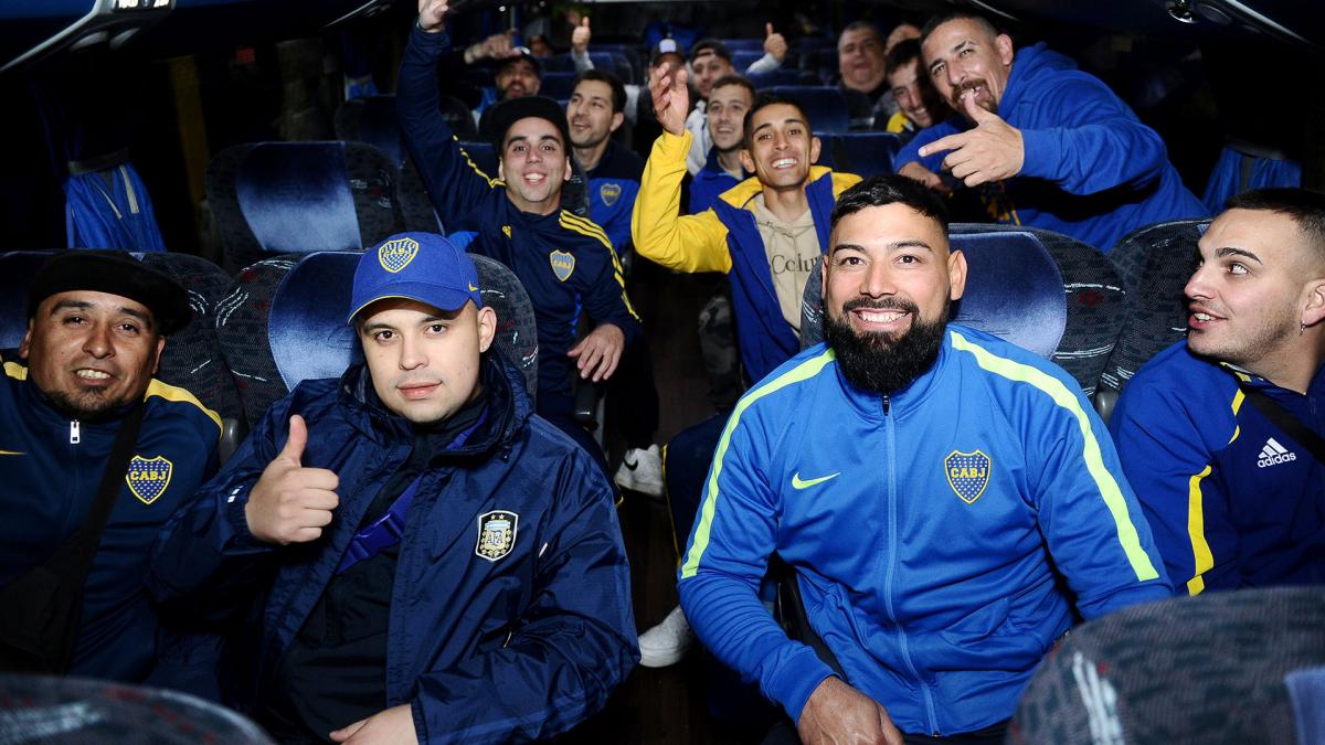 Kilmetro 0 Los fanticos xeneizes arriba del micro por partir a Ro de Janeiro Foto Osvaldo Fantn