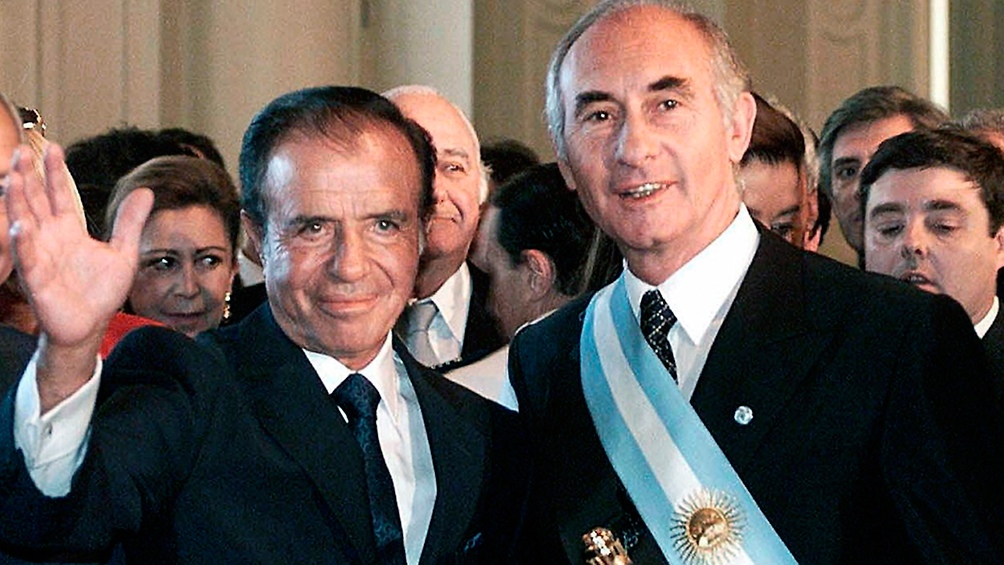 De La Ra recibe de Menem la banda presidencial