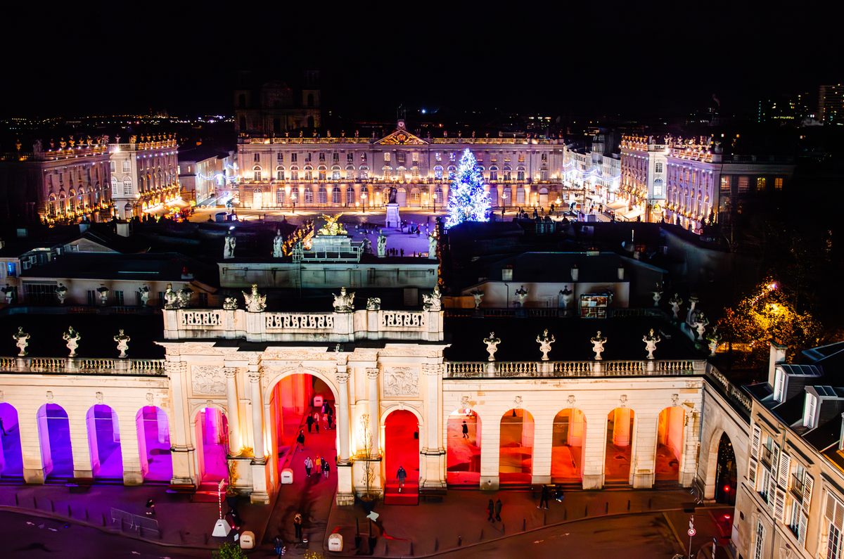 La ciudad de Nancy celebra una celebración festiva el día de San Nicolás, que incluye una recreación de la historia del padre Fouettard.