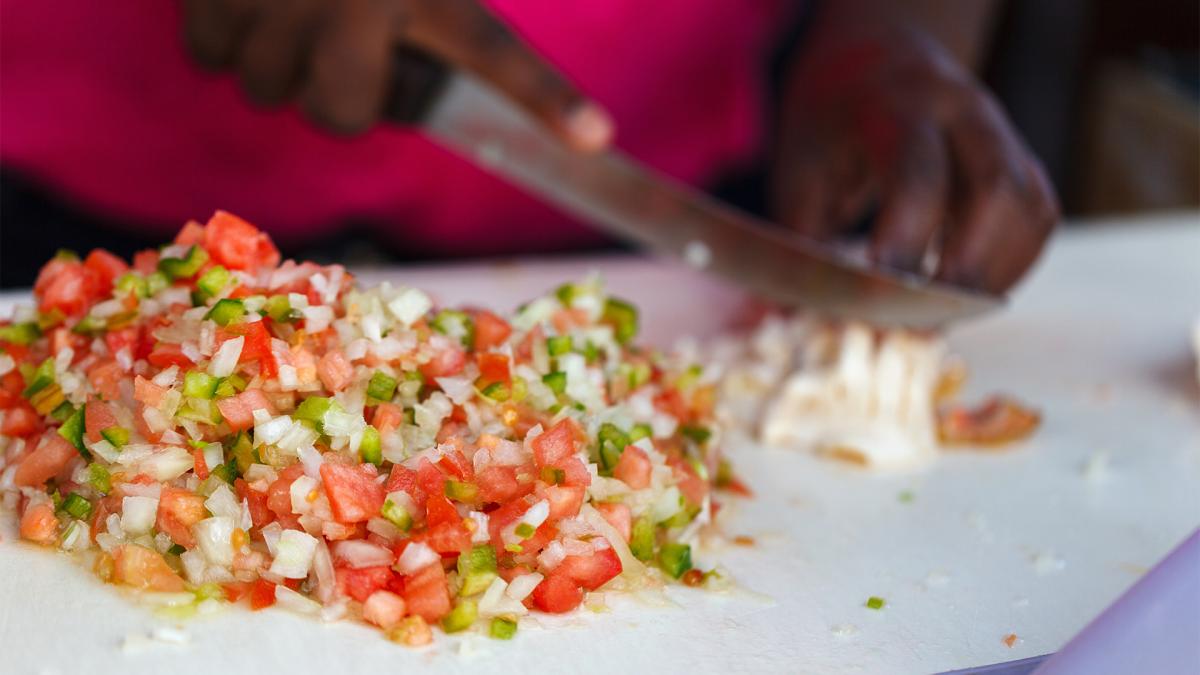 La preparacin del tradicional ceviche 123RF