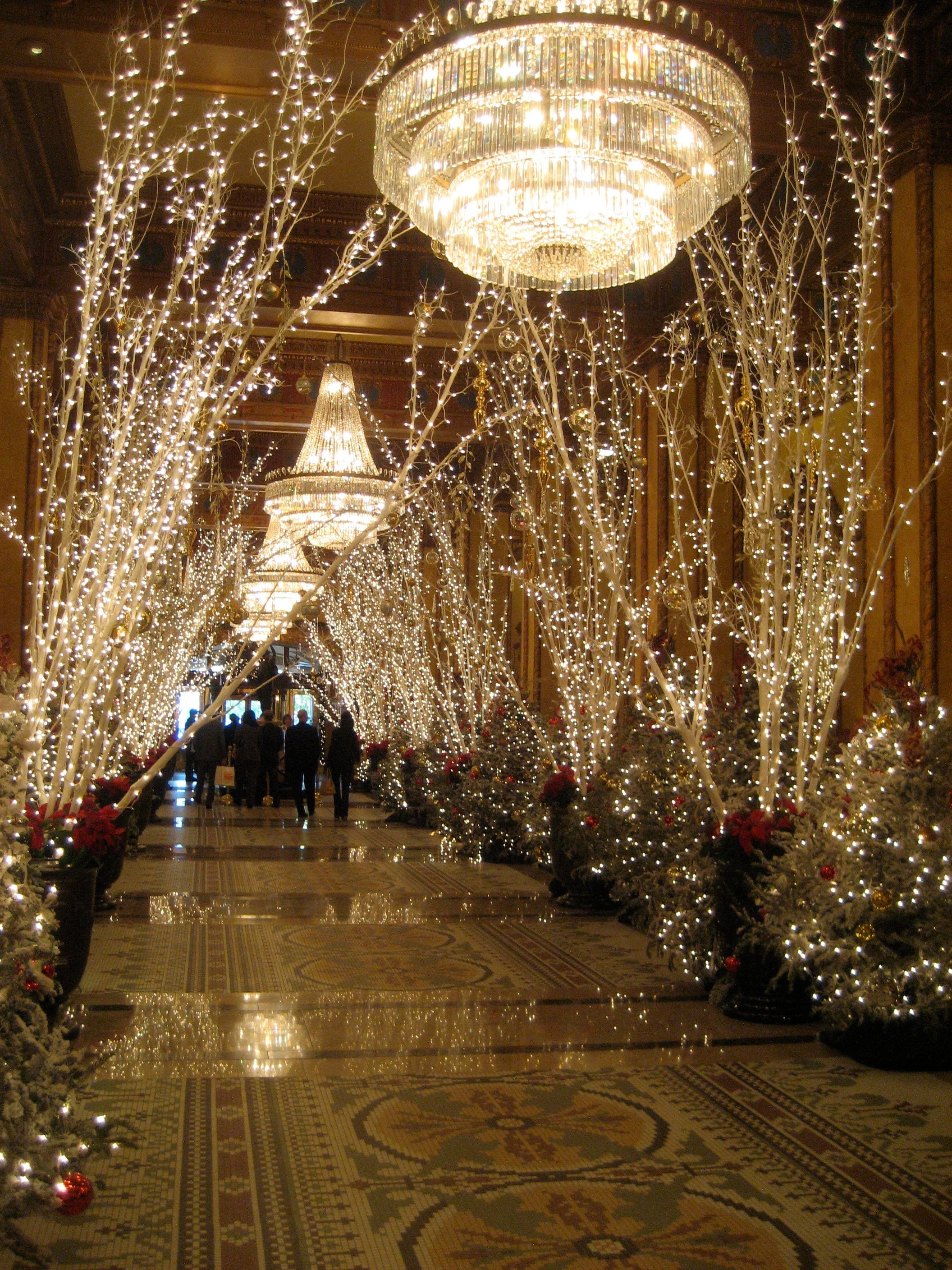 El Fountain Lounge del Hotel Roosevelt en Nueva Orleans recibe a los huéspedes con una entrada centelleante.