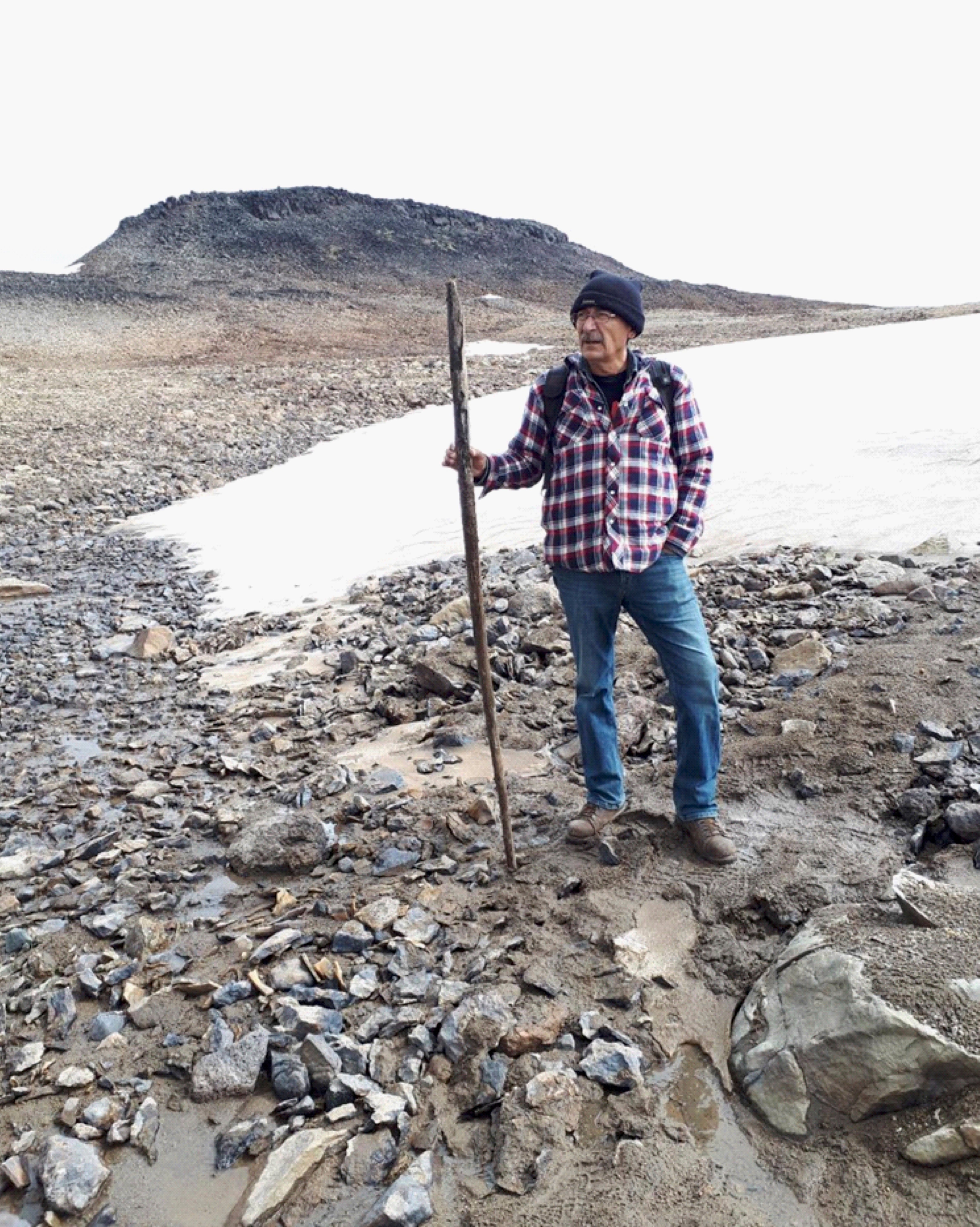 Se encontró un bastón de madera con una parte superior biselada en la superficie del hielo derretido cerca de Goat Mountain Peak.