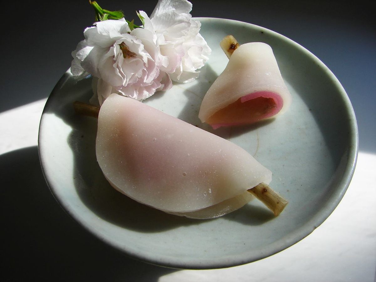 Hanabiramochi es un clásico de invierno, con una fina tira de raíz dulce de bardana en el medio, y se sirve tradicionalmente en la primera ceremonia del té del año. 