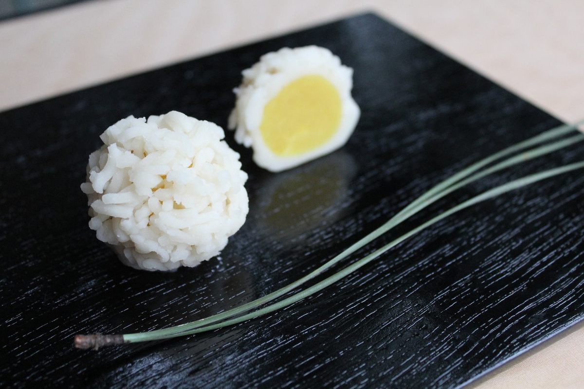 A los Wagashi a menudo se les dan nombres que celebran aún más las estaciones, como Silent Snow de Renaud.