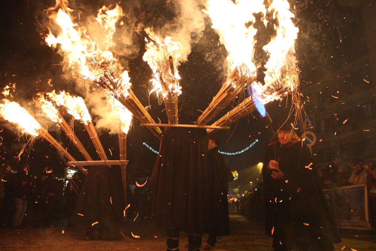 Hechas de abetos blancos y flores de Ginestra, las antorchas encendidas hacen un fuerte ruido que se cree que ahuyenta a las brujas.