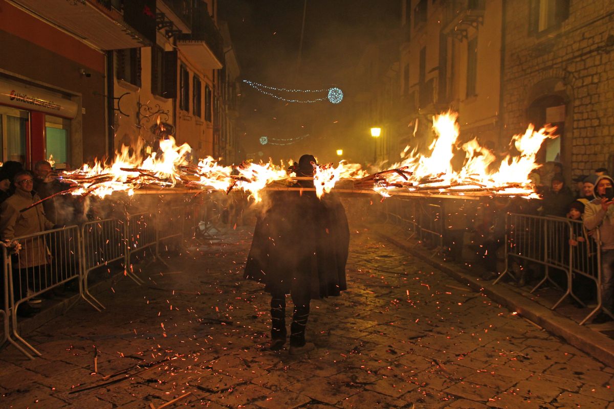 Las antorchas se fabrican con árboles que enfermaron, murieron o fueron talados durante las tormentas invernales.