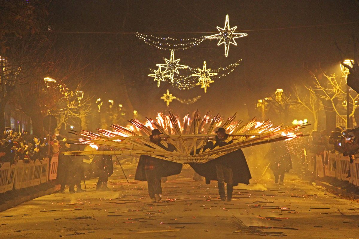 Ndocciata es una oportunidad para que un pequeño pueblo, instalado en las colinas de la segunda región más pequeña y posiblemente menos conocida del país, haga sentir su presencia con un espectáculo ligado a la tradición y la emoción.