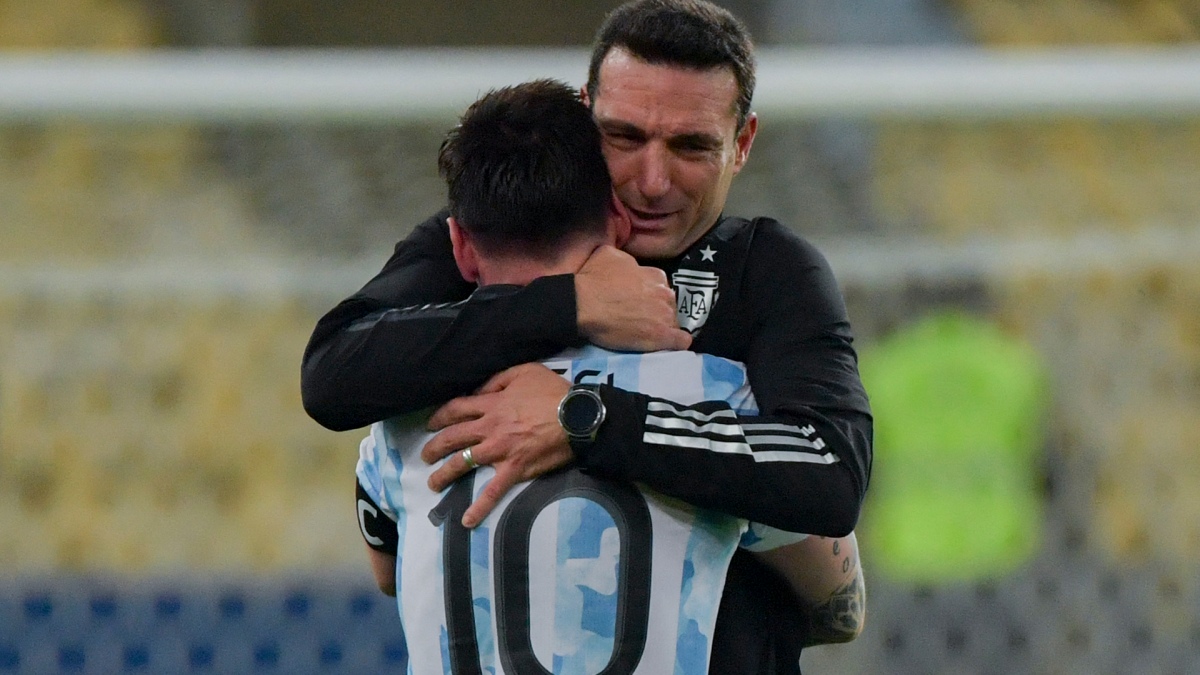 Lionel Messi se abraza con Lionel Scaloni AFP 