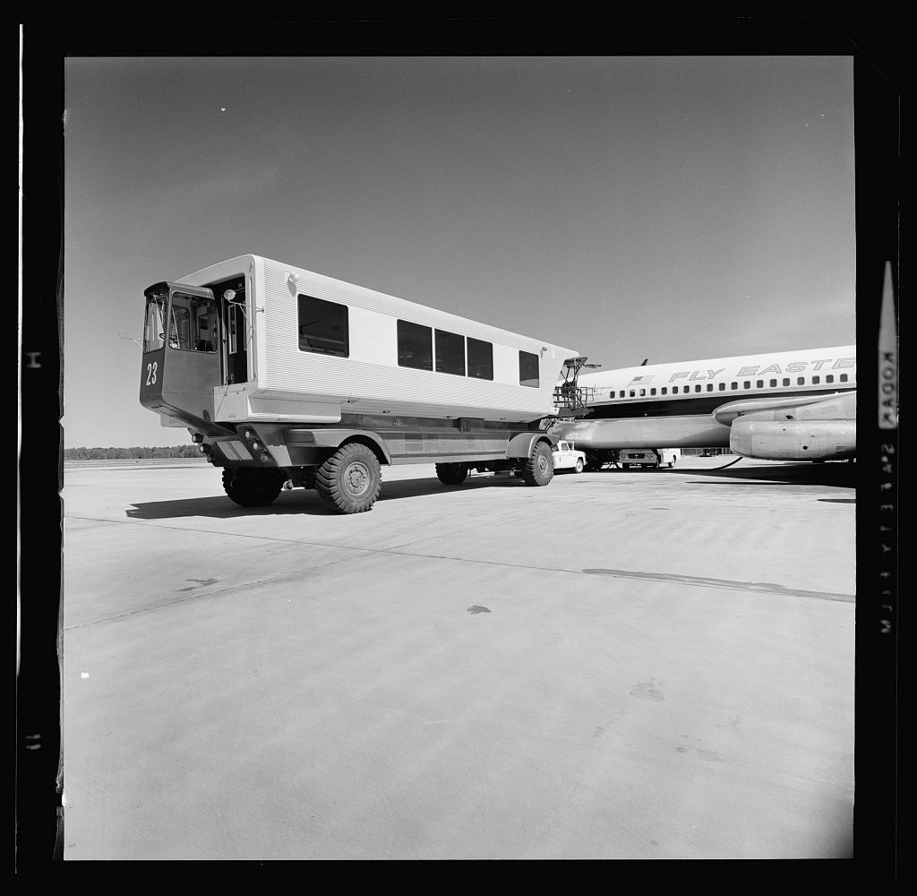 Una sala móvil y un avión en Dulles, c.  1960.