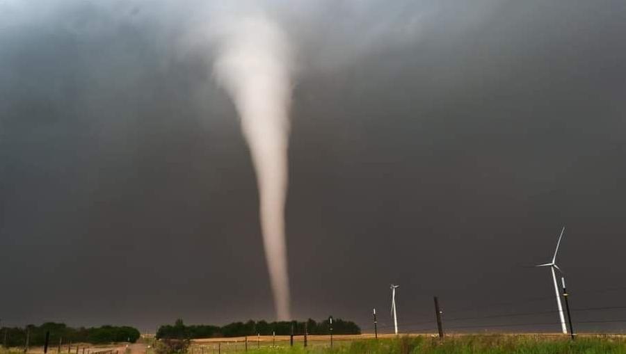 En Baha Blanca se registraron vientos de 153 kilmetros por hora En la foto un tornado previo al temporal en el Parque Elico San Jorge en las afueras 