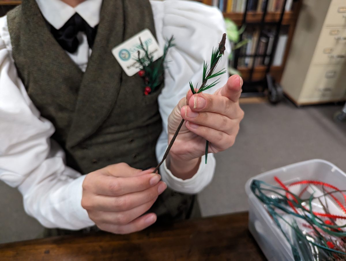 Hoy en día todavía se fabrican árboles de plumas, como en el taller de Stephenson en Florida.