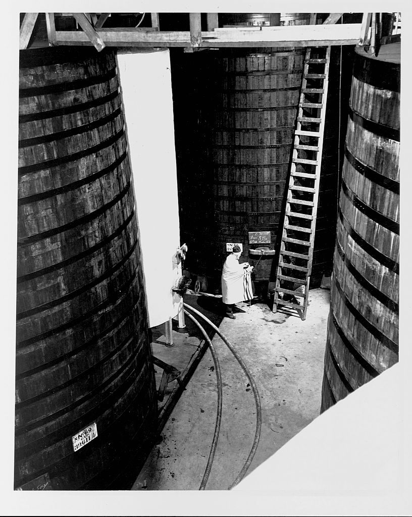 En esta imagen de 1949, un rabino inspecciona una tina de vino sacramental en la bodega Manischewitz en Brooklyn.