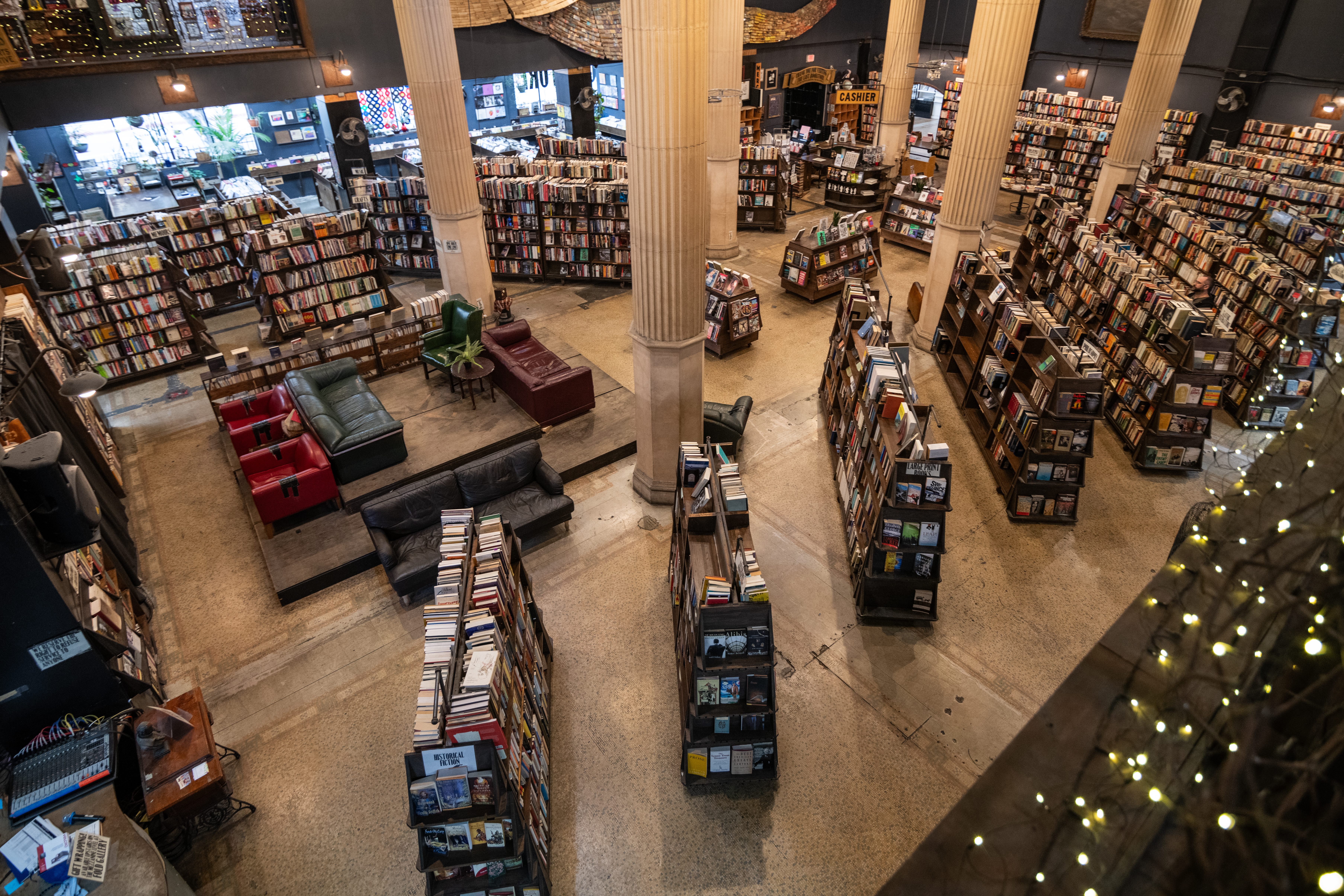 Después de comprar libros en Last Bookstore, asegúrese de visitar las galerías de artistas y las tiendas en el entresuelo.