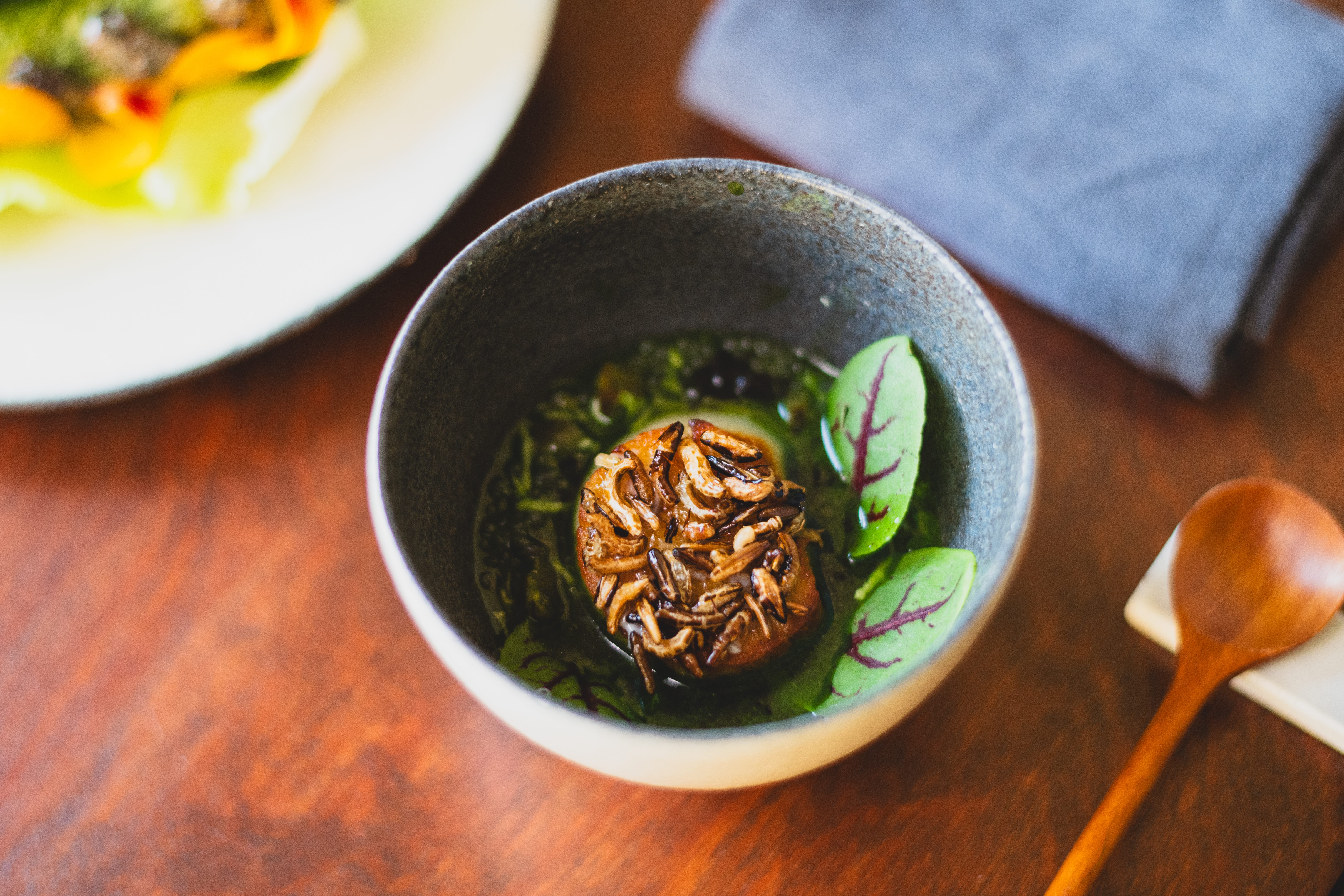 Cada plato del menú de degustación de Baroo es sorprendente, incluida la vieira hokkaido chamuscada.