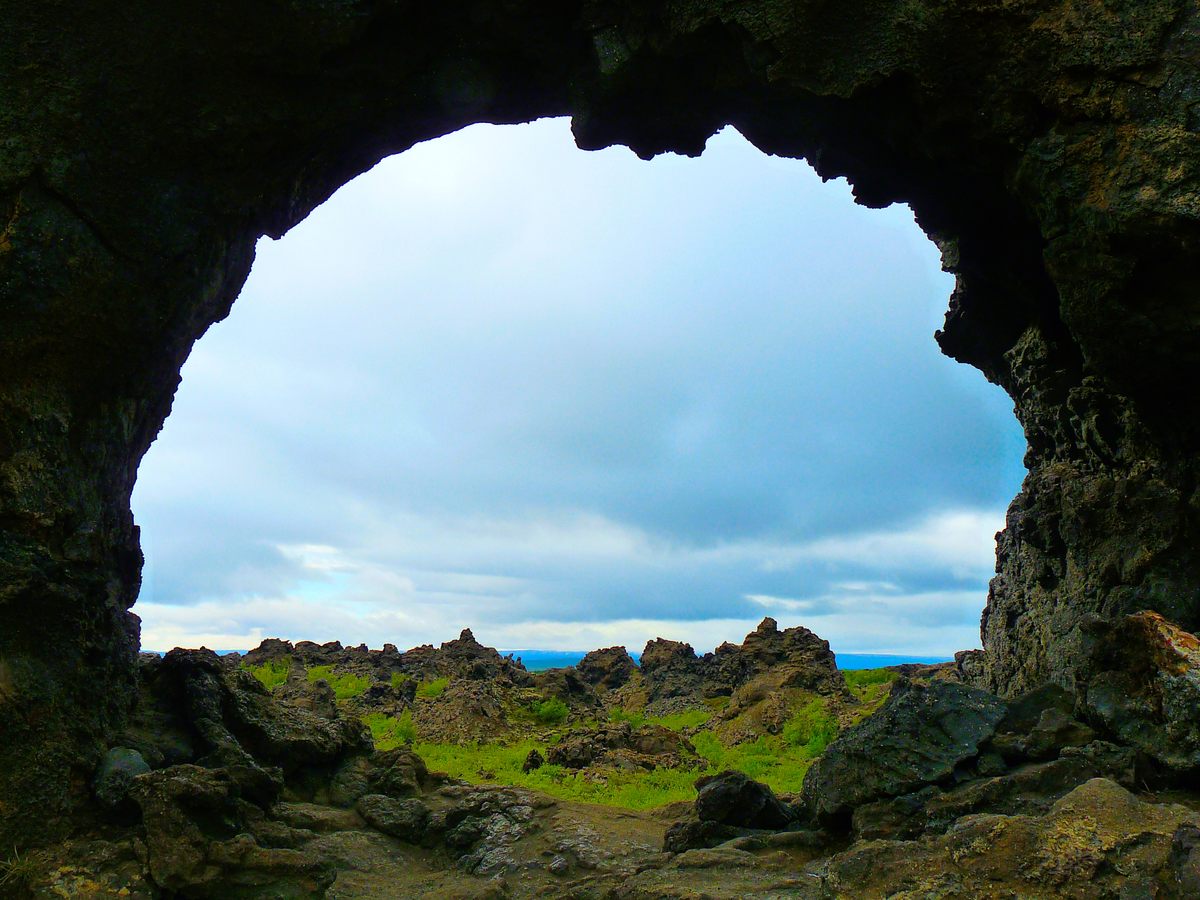 Se dice que Grýla, los Yule Lads y el Yule Cat viven en una zona del norte de Islandia llamada Dimmuborgir.