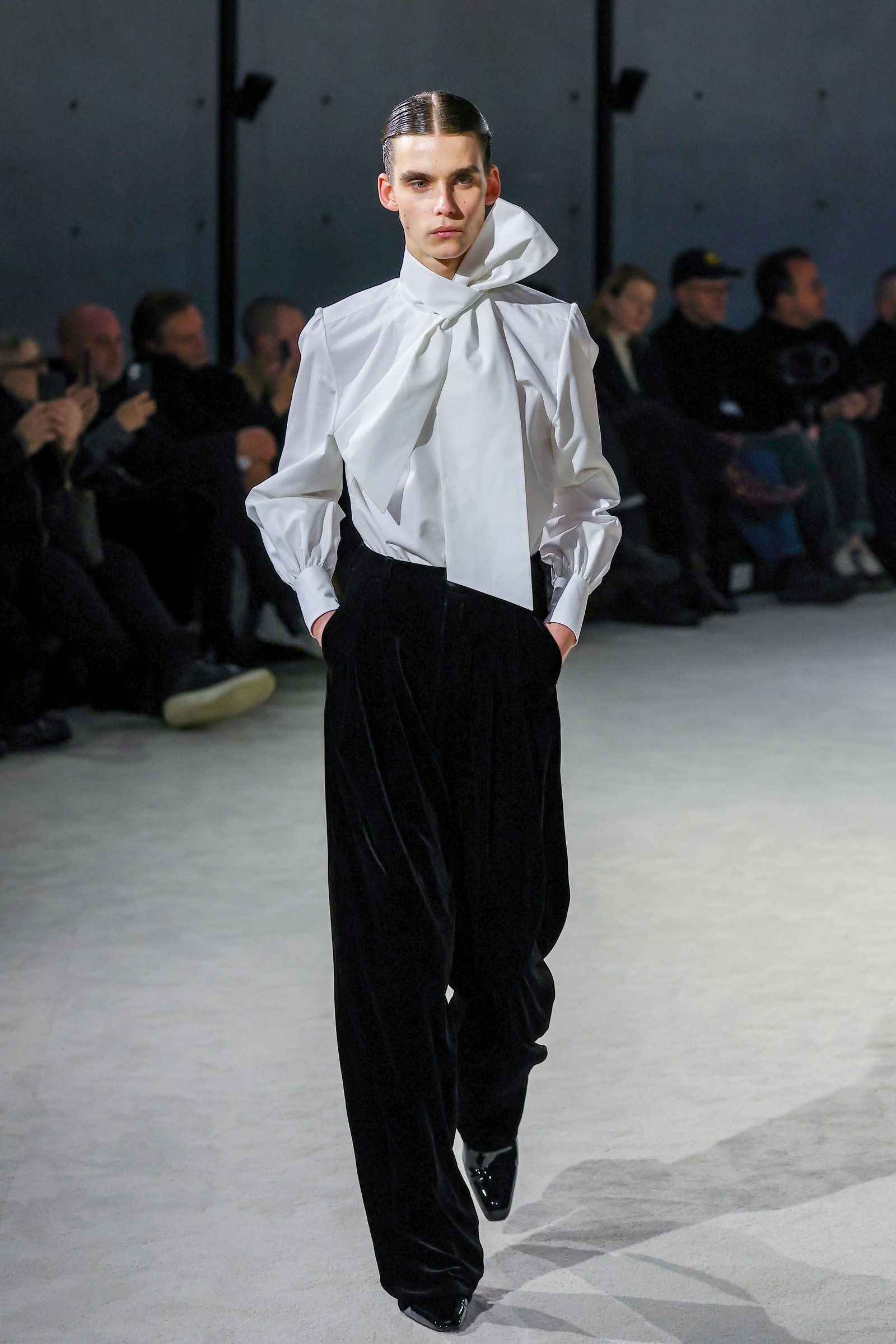 Un look de la colección Otoño Invierno 202324 de Saint Laurent