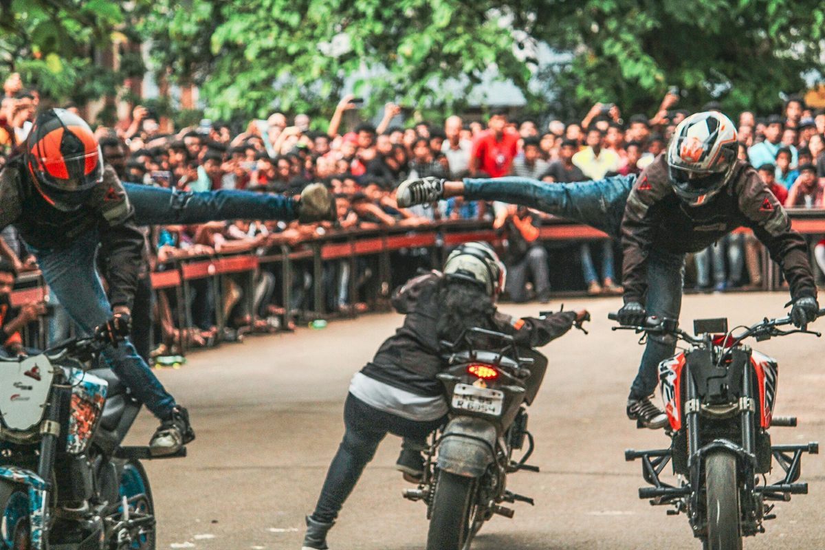 Akhitha y su equipo de especialistas, Legendary Stunts Inc., actúan ante una multitud que los vitorea.