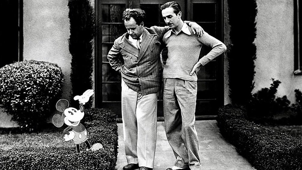 En una imagen poco conocida el cineasta sovitico Sergei Eisenstein posa junto a Walt Disney y Mickey Mouse Foto archivo