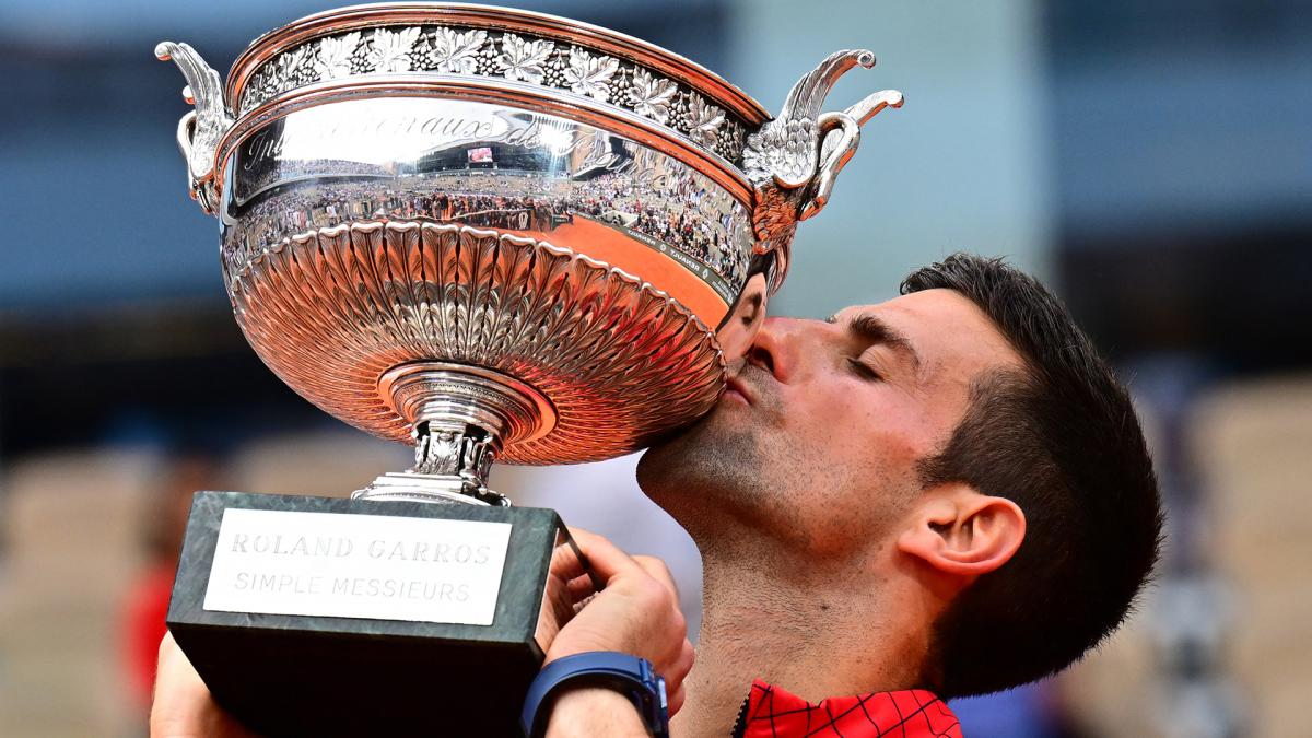 Djokovic con el trofeo de Roland Garros Foto AFP