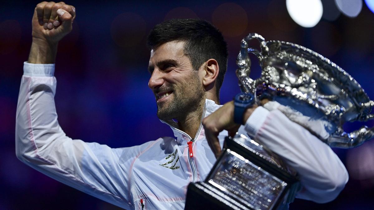 Djokovic con el trofeo de Australia Foto AFP