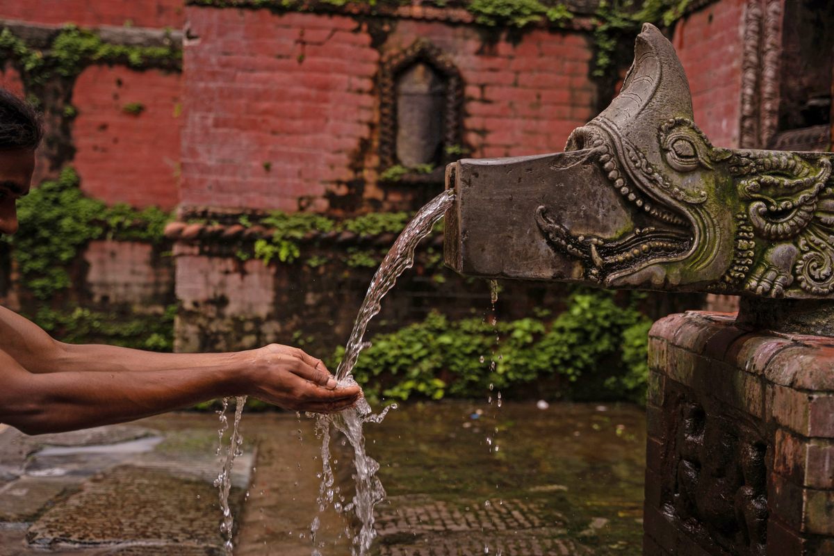 "La gente en las trombas de agua fue en general acogedora, pero tomó algún tiempo establecer una relación y obtener su consentimiento para las fotografías." dice la fotógrafa y escritora Tulsi Rauniyar. "Su disposición a participar varió, pero la mayoría entendió la importancia de compartir sus historias y cultura."