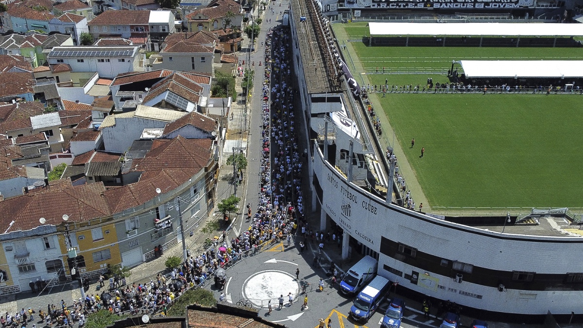 La multitudinaria despedida en el estadio del Santos Foto AFP