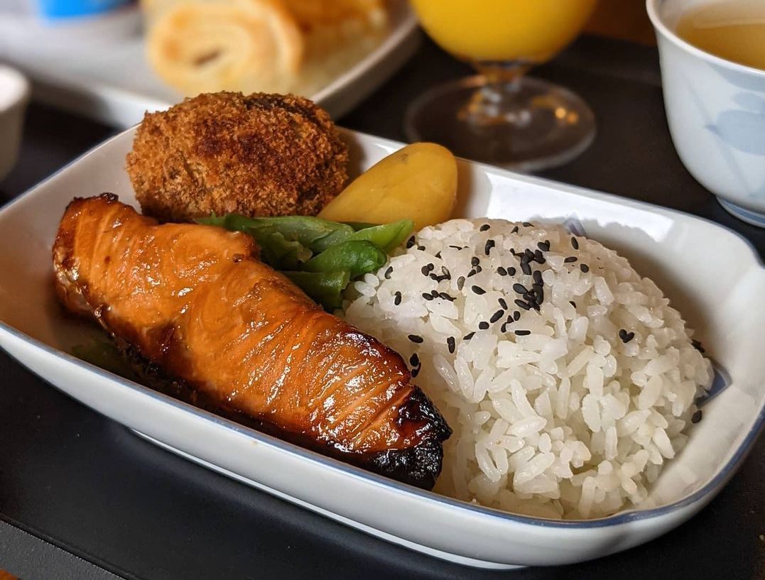 Nik Sennhauser sirvió este desayuno japonés en su juego de vajilla antigua de Japan Airlines. 