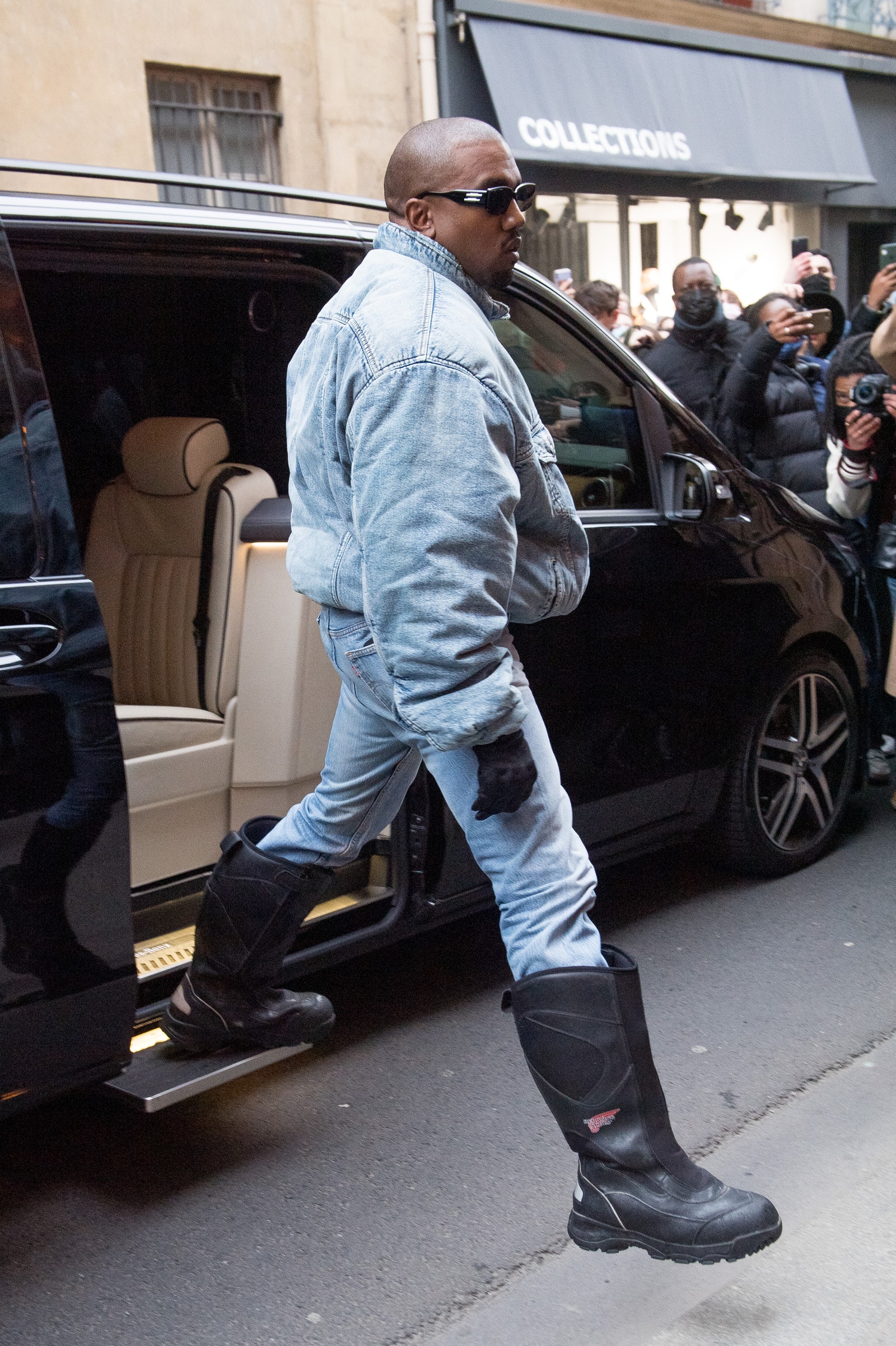 Kanye West en París luce botas de motociclista