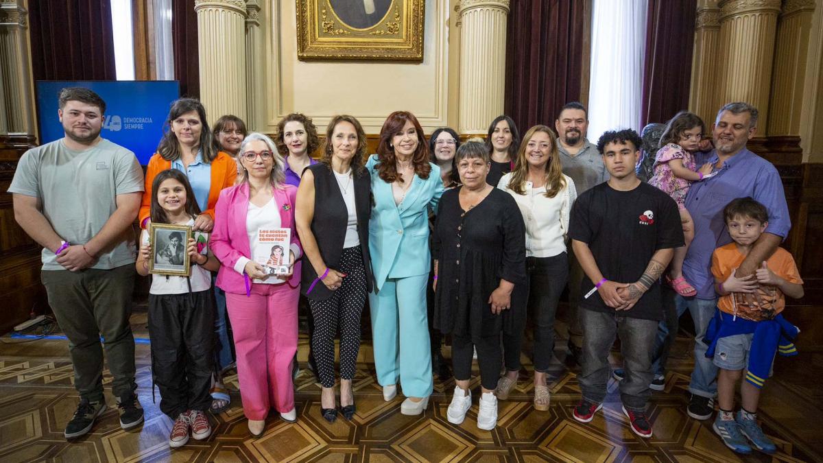 CFK Recib a la periodista Anala Argento junto a los nietos recuperados Mariana Zaffaroni Islas Sabrina Gulliano Valenzuela Negro Paula Eva Logares Paula Cortassa Zapata Alejandro Pedro Sandoval y Juan Jos Morales Foto Tw