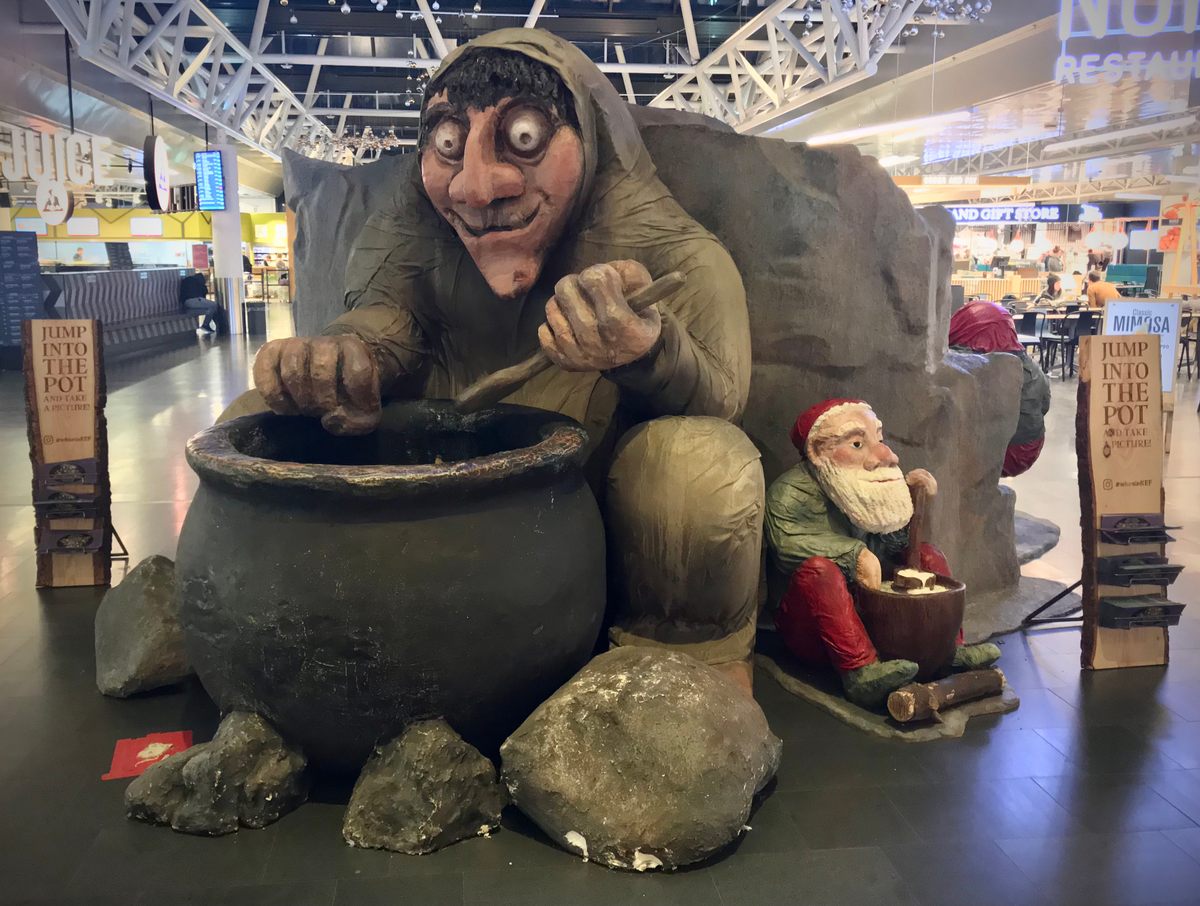 El Aeropuerto Internacional de Keflavík en Islandia instaló una enorme Grýla (izquierda) y uno de sus Yule Lads (derecha) como parte de su decoración navideña de 2018.