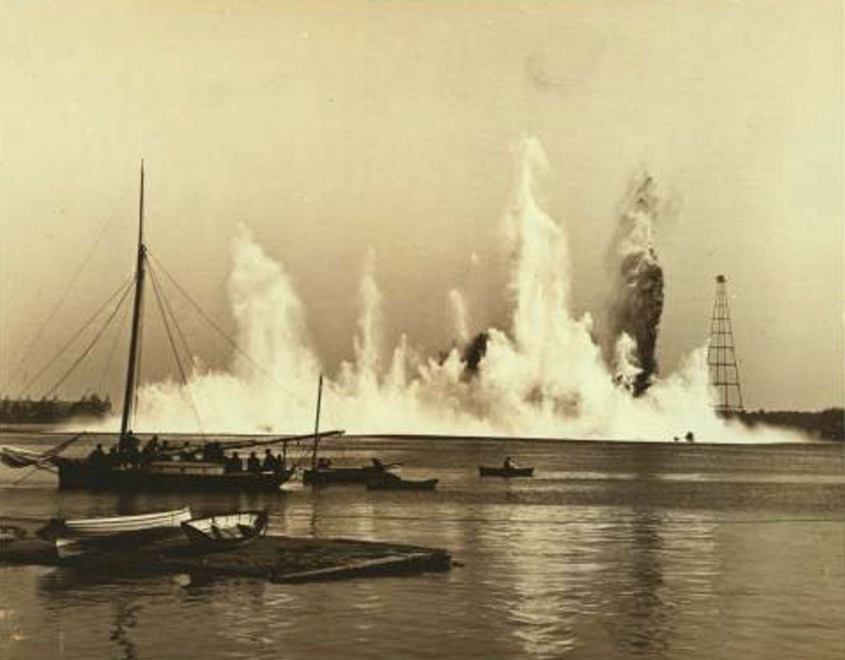 La explosión de Flood Rock de 1885 fue uno de los numerosos esfuerzos para mejorar la navegabilidad de Hell Gate.