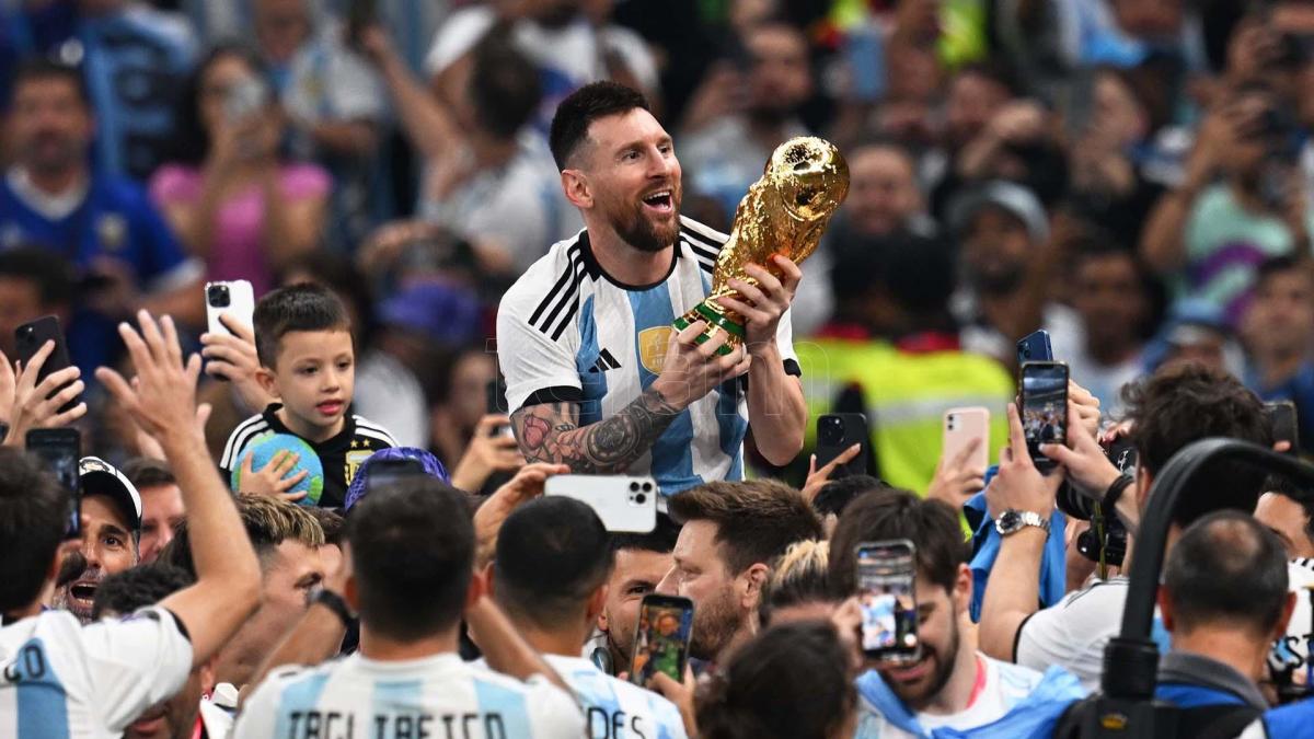 Messi y la Copa del Mundo el trofeo que hizo delirar a los argentinos tras la consagracin de la Scaloneta Foto maximiliano Luna Enviado especial