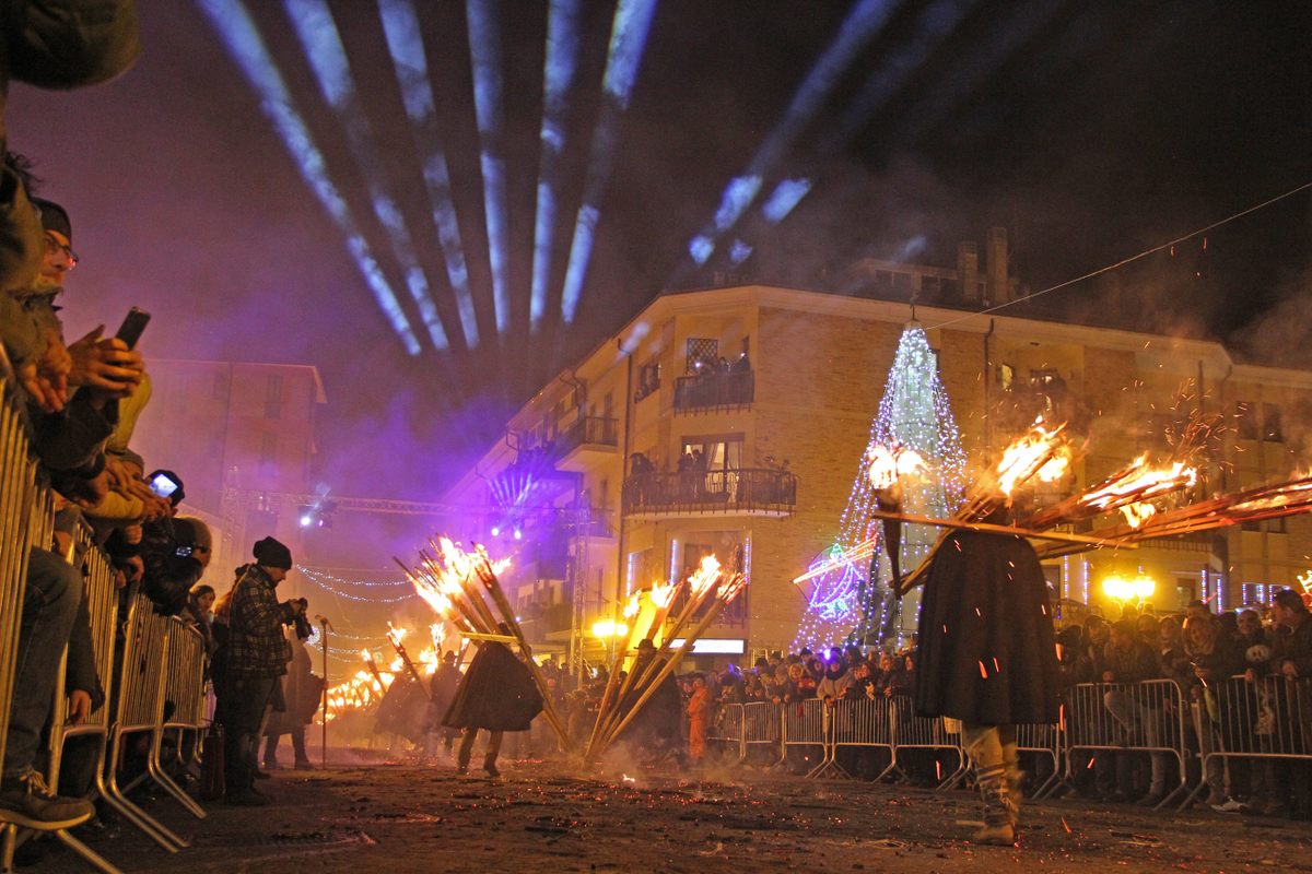 El objetivo general es honrar y preservar los históricos rituales del fuego de Italia todos los sábados previos a la Nochebuena.