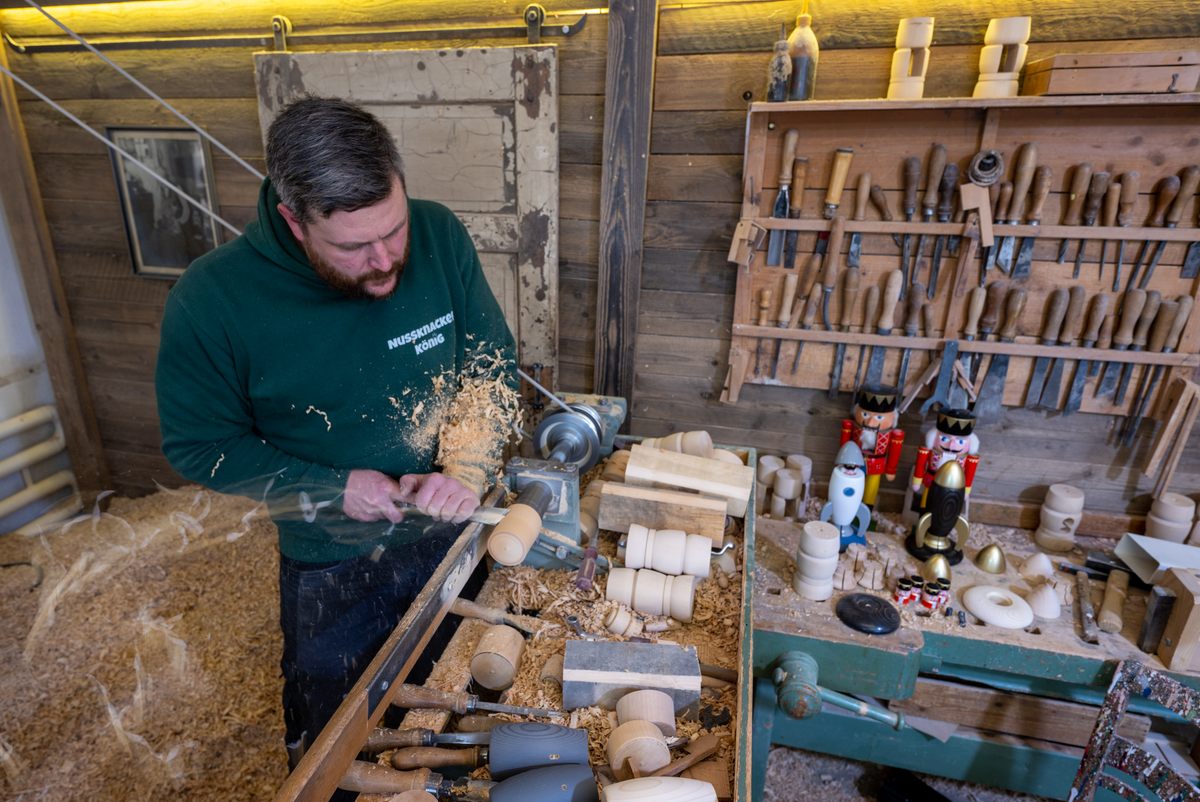 Markus Füchtner, fabricante de cascanueces de quinta generación, trabaja en el torno del centenario taller de su familia.