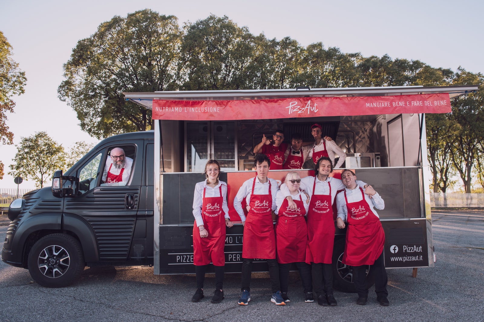 El fundador de PizzAut, Nino Acampora, lidera la ruta gastronómica con sus hijos