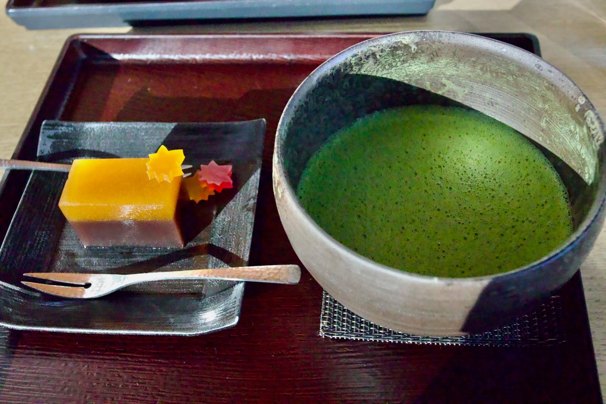 El matcha batido se combina con yokan de caqui en la cafetería del Jardín Japonés de Portland. 