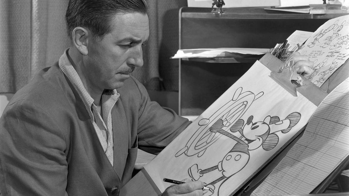 Walt Disney y un dibujo de Mickey Mouse Foto archivo