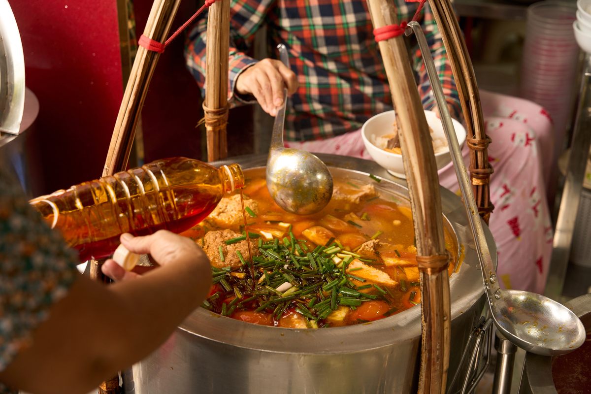 Esta institución local ha estado sirviendo su exclusiva sopa de fideos con pasta de cangrejo durante más de cuatro décadas.