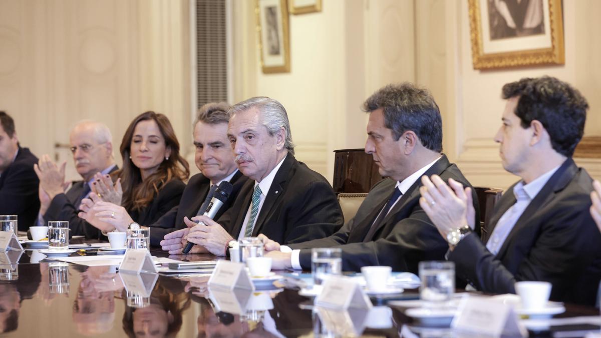 El Gobierno nacional efectiviz la dimisin del jefe de Gabinete Agustn Rossi y de los ministros de las distintas reas del Gobierno Foto Archivo