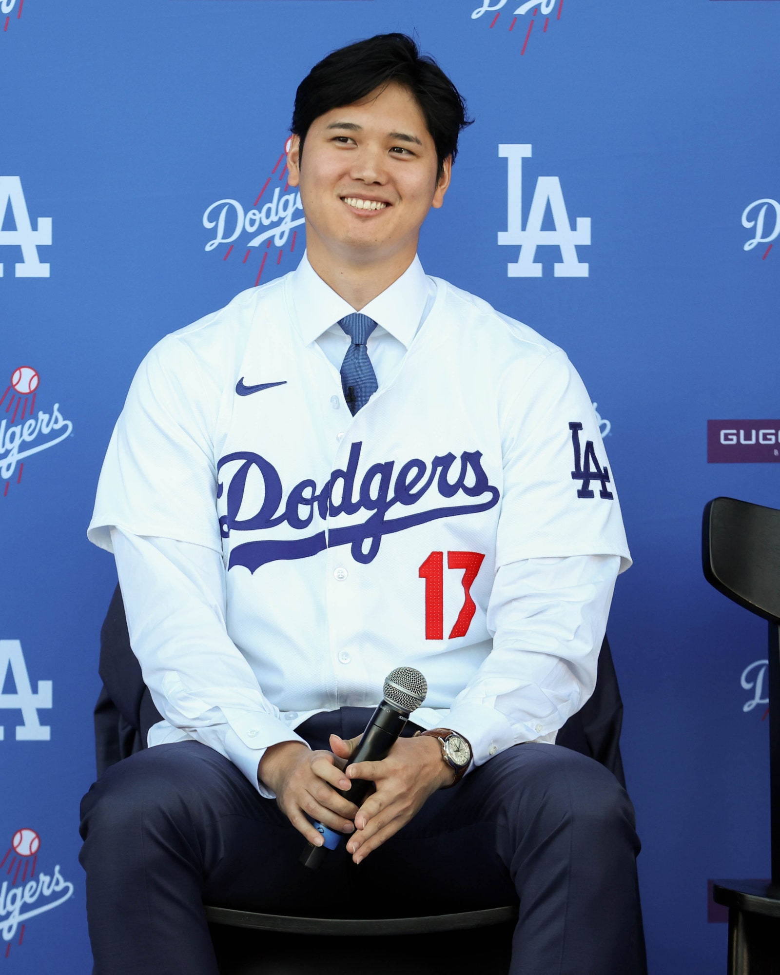 Shohei Ohtani sonríe mientras responde preguntas durante la conferencia de prensa de Shohei Ohtani Los Angeles Dodgers